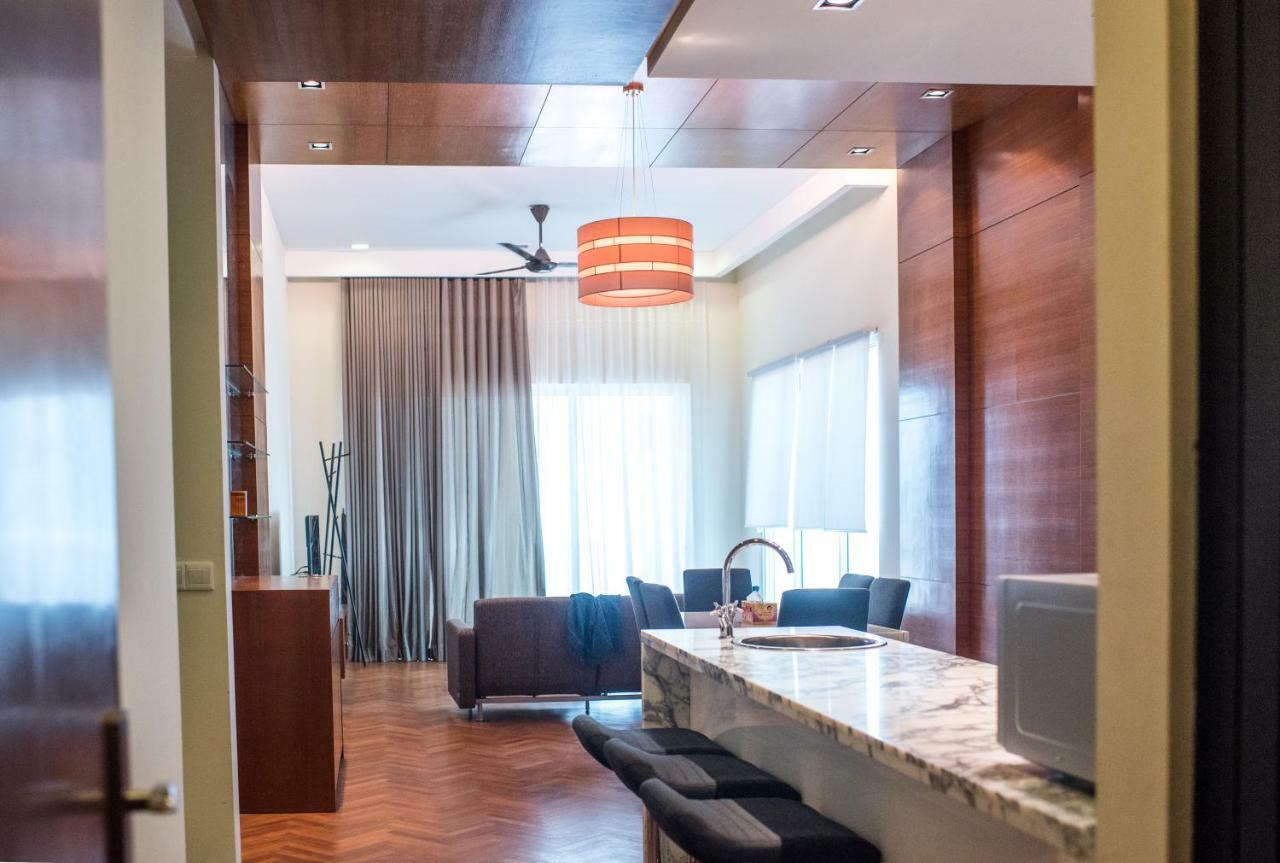 The Suites At Waterside Straits Quay By Plush Bagan Jermal Екстер'єр фото
